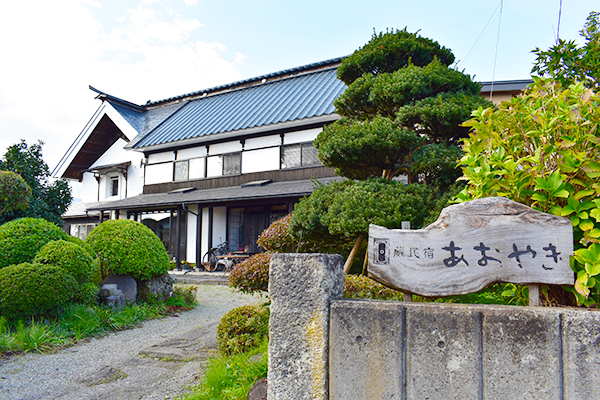 The large house, garden in front of it, and kura tell the history of this farm.