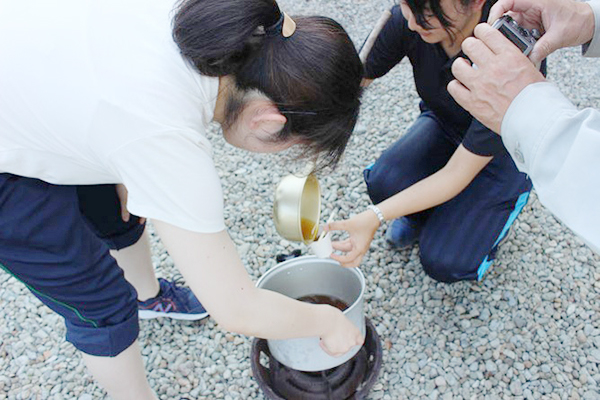 beeswax candle making